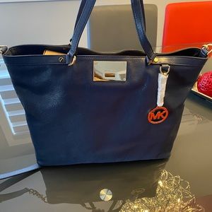 NEW MICHAEL KORS TOTE💙